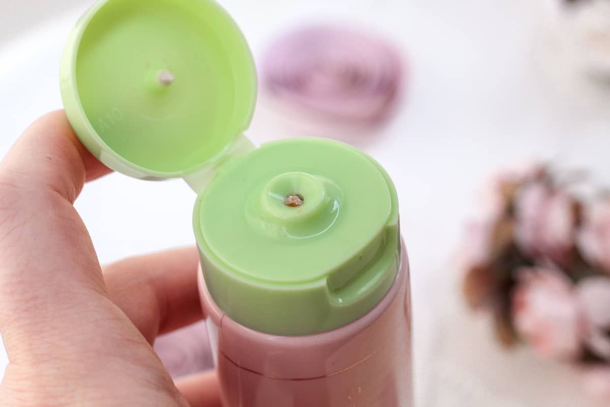 What the cap looks like and how the Rose cream cleanser is dispensed.